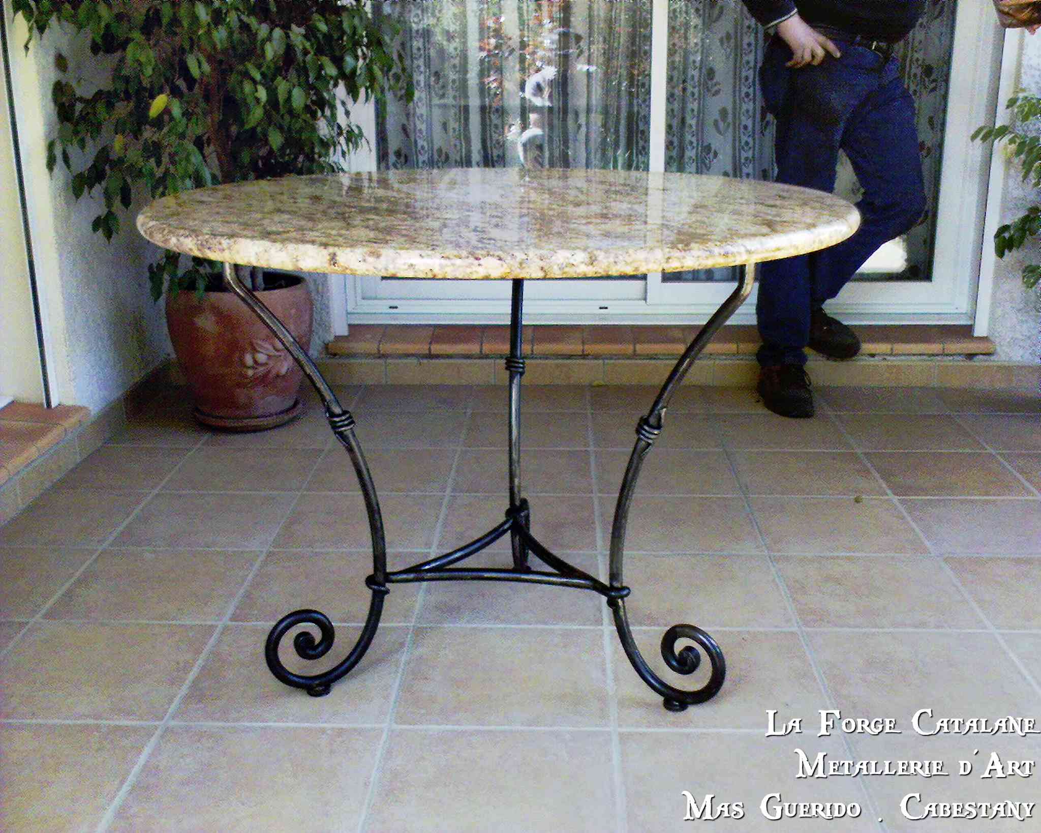 pietement de table fer plateau granit  forge catalane.jpg
